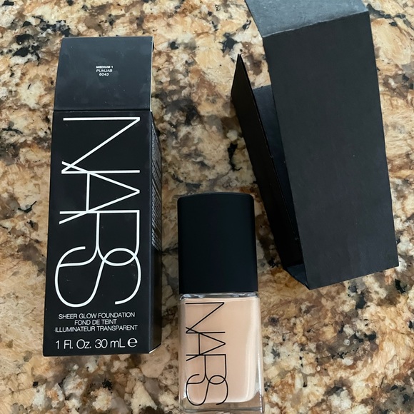 NARS Sheer Glow Foundation - Picture 2 of 7